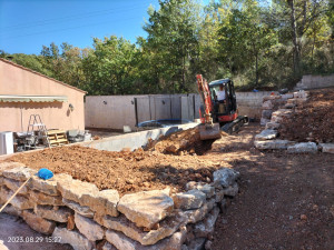 Photo de galerie - Réalisation d'enrochement et de mur de soutènement 