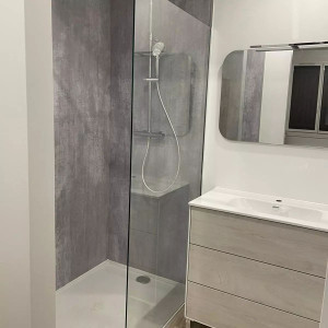 Photo de galerie - Salle de bain avec paneau de vipanel 
(effet du marbre)