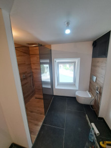 Photo de galerie - Création d'une salle de bain avec douche incorporé et WC suspendu 
