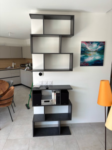 Photo de galerie - Fabrication et pose d’étagères sur mesure avec système de fixation invisible, permettant un rendu esthétique et moderne.