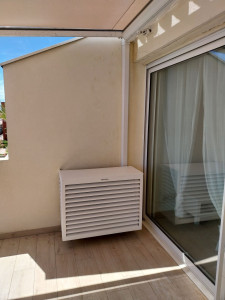 Photo de galerie - Installé dans une résidence en bord de mer a Frontignan
Vous cherchez un habillage design pour cacher l’unité extérieure de votre climatisation ?
N'hésitez pas à me contacter ?