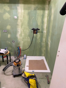 Photo de galerie - Installation d’un receveur de douche avec préparation du support, étanchéité et pose de carrelage. Travail soigné, finitions de qualité.