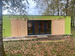 Photo de galerie - Création de volets sur mesure pour cabanon en bois 