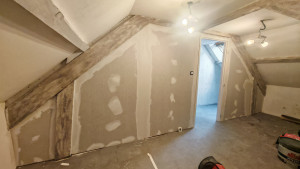 Photo de galerie - Réalisation d'une cloison placo + joints sous rampants 