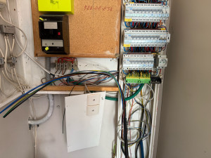 Photo de galerie - Modification d’un tableau électrique triphasé avec ajout d’une alimentation pour une borne de recharge 