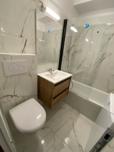 Photo de galerie - Installation WC suspendu, meuble vasque et baignoire