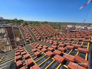 Photo de galerie - ? Pose de charpente préfabriquée et réalisation complète de la couverture – 1 400 m²


