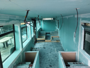 Photo de galerie - Réalisation de l'intérieur d'un bus pour futur habitation, implantation isolation plaquage et map.