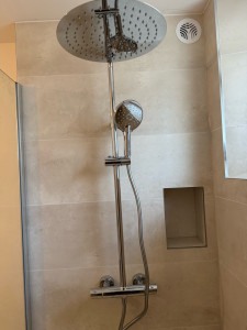 Photo de galerie - Création espace douche avec niche porte savon