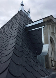 Photo de galerie - Pose d’ardoise naturel et entourage en zinc + faîtage zinc