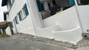 Photo de galerie - Création de jardinières fondation plus montage parpaing plus enduit