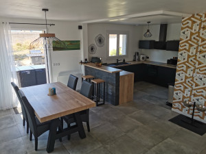 Photo de galerie - Pose de la cuisine avec le bar attenant