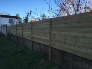 Photo de galerie - Rehausse de muret béton avec clôture bois