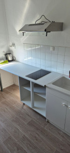 Photo de galerie - Montage d'un meuble avec plan de travail et pose plaque induction.