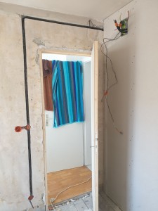 Photo de galerie - Ouverture porte dans cloison en plâtre + installation électrique jusqu'a la boîte de dérivation  
