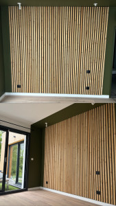 Photo de galerie - Création tête de lit en tasseaux sur mesure 