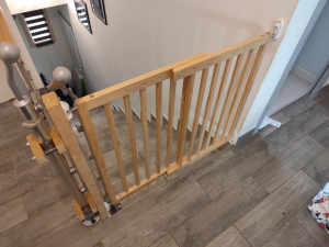 Photo de galerie - Solution technique sur mesure pour sécurisation barrière enfant sur garde-corps d'escalier 