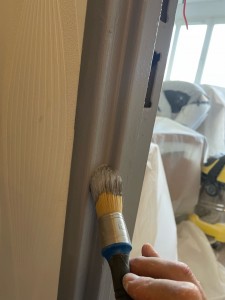 Photo de galerie - Mise en peinture des encadrements de portes 