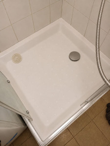 Photo de galerie - Nettoyage et remise en propreté d’un bac de douche, avec soin des parois et finitions pour un résultat propre et soigné.