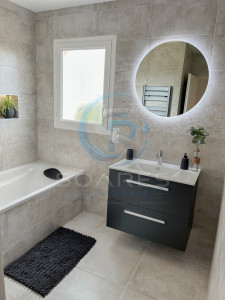 Photo de galerie - Rénovation complète de salle de bains : plomberie, pose des équipements sanitaires, carrelage au sol et faïence murale. Réalisation complète de A à Z.