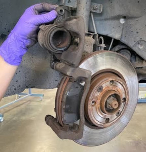 Photo de galerie - Remplacement des disques et plaquettes avant 