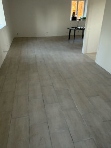 Photo de galerie - Pose d’un carrelage pour ce salon