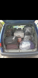 Photo de galerie - Une famille de 4 personnes et leurs 12 valises, direction Paris Orly. Bonne vacances !