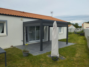 Photo de galerie - Montage d'une pergola bioclimatique manuel 4x3m