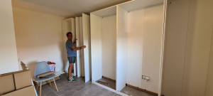 Photo de galerie - Montage d'un dressing de 3.60 m. Meuble Ikea PAX. mise en place de la structue.