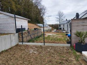 Photo de galerie - Pose de grillage rigide avec soubassement en béton 