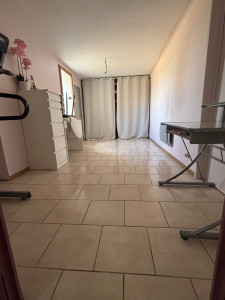 Photo de galerie - Sol parfaitement lavé, pièce rangée et propre après une prestation de ménage. Je m’occupe des sols, surfaces, poussières, selon vos besoins.