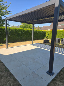 Photo de galerie - ​☀️ Nouvelle installation !
​Une jolie pergola bioclimatique pour profiter du jardin à l’ombre. Il y a plu qu'à s'installer et profiter des beaux jours ! ??