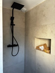 Photo de galerie - Travaille soigner de la salle de bain , une petite niche pour les boites de savons shampooing, carrelage sur mesure 