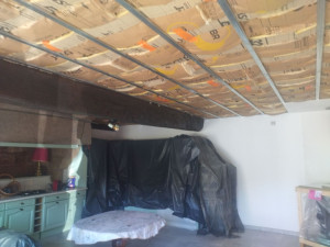 Photo de galerie - Raillage et isolation d'un plafond sous planchez bois 