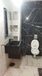 Photo de galerie - Réalisation d’une salle de bains moderne : installation du meuble vasque, du robinet, des sanitaires et des équipements de plomberie. Finitions soignées et résultat propre et esthétique. Travail réalisé avec sérieux et professionnalisme.

