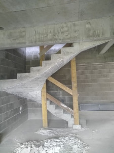 Photo de galerie - Escalier béton.