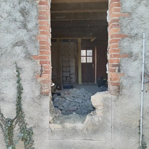 Photo de galerie - Transformation d'une ouverture de fenêtre en porte d'entre pour un futur logement 