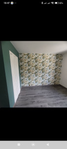 Photo de galerie - Pose de tapisserie, application d'un pent de mur de couleur et le reste en blanc.