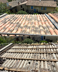 Photo de galerie - Avant-après d’une rénovation toiture sur la commune de Fuveau