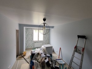 Photo de galerie - Pose de papier peint plus peinture mur et plafond dans une pièce non vide 