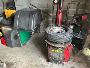 Photo de galerie - Bonjour, je vous propose mes services pour le remplacement des pneus(montage,démontage,équilibrage)