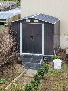 Photo de galerie - Montage d'un abri de jardin avec sa rampe d'accès 