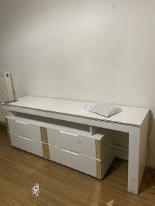 Photo de galerie - Montage d’une table télé
