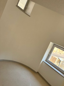 Photo de galerie - Detapissage , enduis complet (ratissage ) ponçage , pose de textures ( papier à peindre ) peinture mur et boiseries 