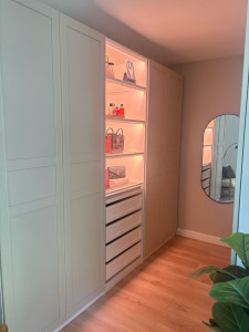 Photo de galerie - Montage des armoires et miroir