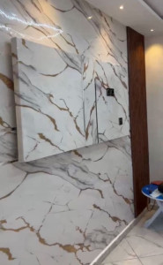 Photo de galerie - Résultats final du meuble a TV  ( et nettoyage du chantier)  
-du faux bois sur les deux côté 
- tapisserie marbré coller au mur et 2eme niveau du placo 