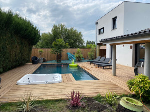 Photo de galerie - Terrasse bois avec encastrement spa et raccordement 