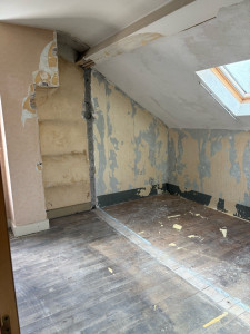 Photo de galerie - Démontage d’un mur pour agrandissement d’une pièce en vue d’une peinture et de pose d’un parquet stratifié 