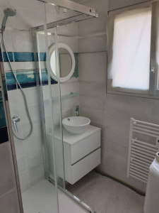 Photo de galerie - Rénovation complète d'une petite salle de bains 
