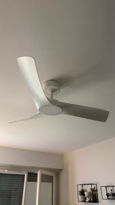 Photo de galerie - Installation d’un ventilateur de plafond. Pose soignée, fixation sécurisée et vérification du bon fonctionnement. Disponible pour tous vos travaux d’électricité et d’installation de luminaires et ventilateurs. N’hésitez pas à me contacter pour un devis.